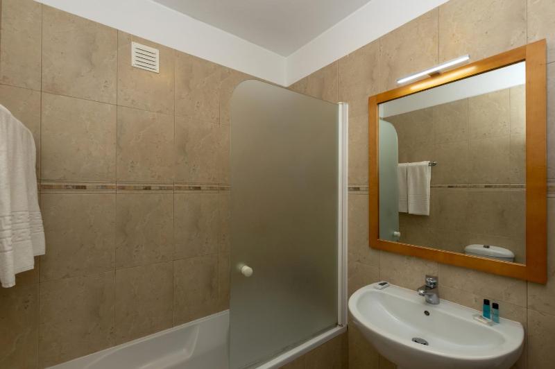 Two-Bedroom Apartment with Garden View image 3