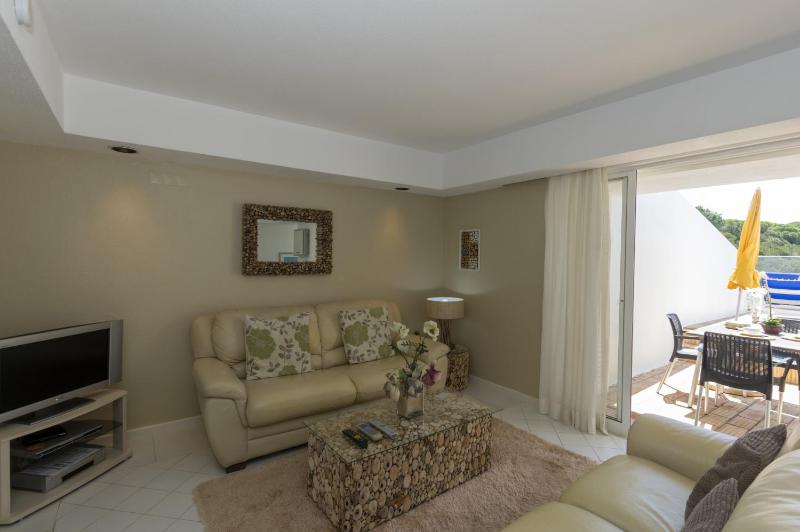 One-Bedroom Apartment with Sea View image 3