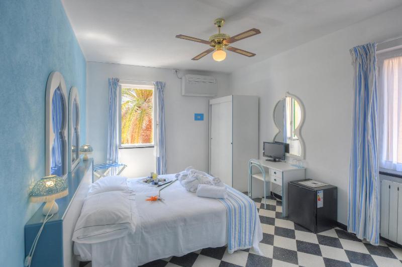 Double Room image 4