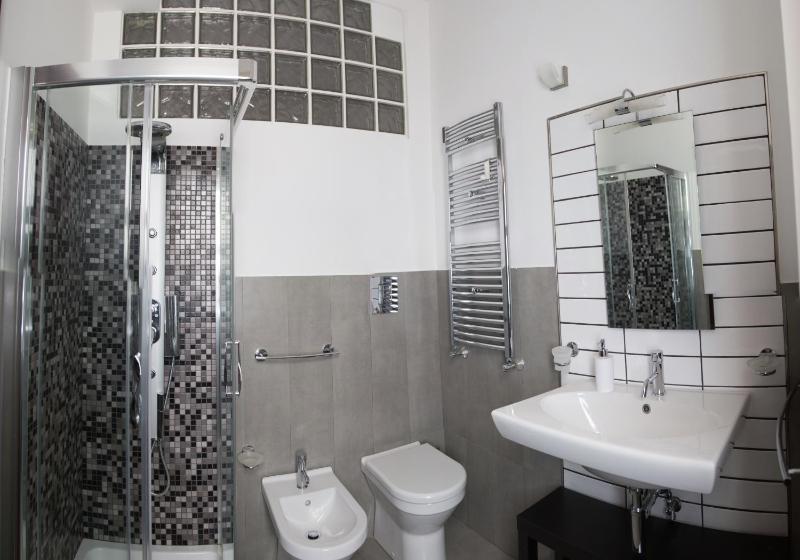 Twin Room image 3