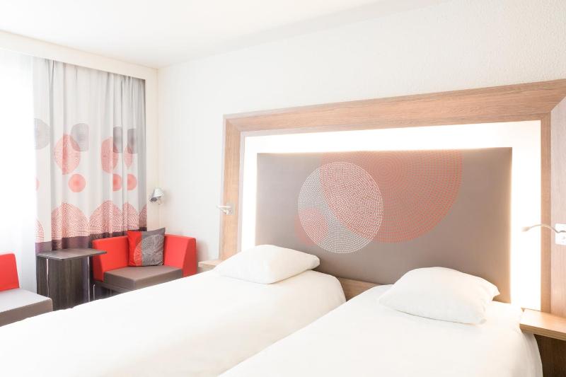 Standard Twin Room image 1