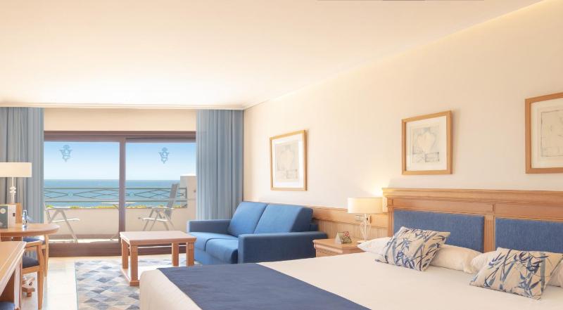 Superior Double or Twin Room with Sea View image 3