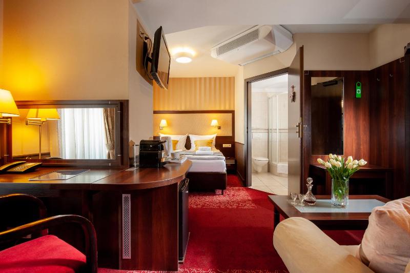 Deluxe Double or Twin Room image 3