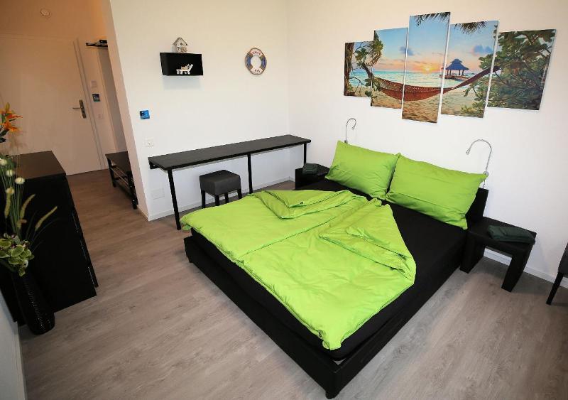 Deluxe Double Room with Shower image 4