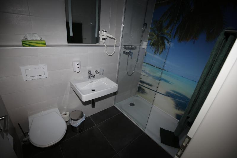 Deluxe Double Room with Shower image 2