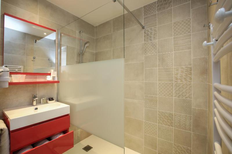 Standard Double Room image 3