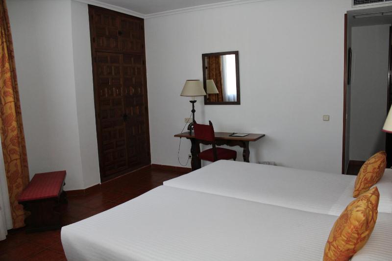 Standard Twin Room image 3