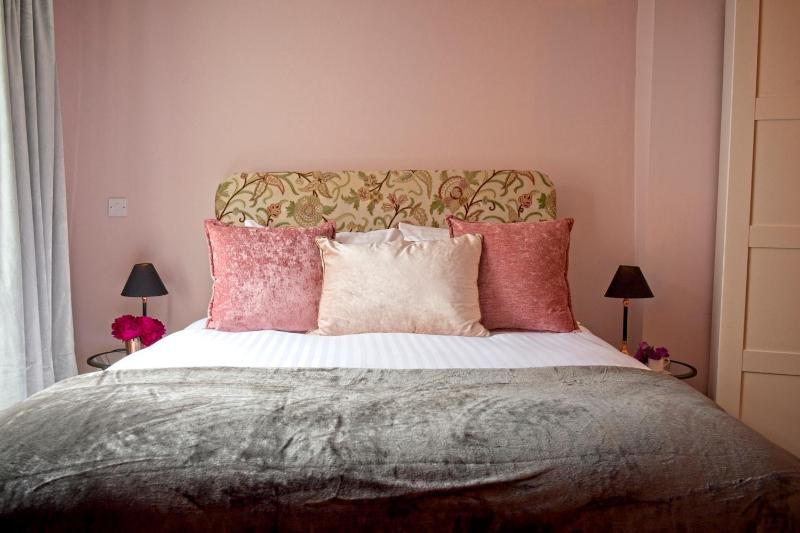 Classic Double Room image 2