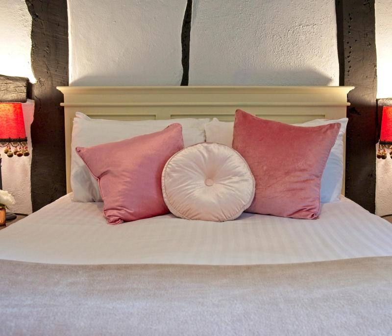 Classic Double Room image 3