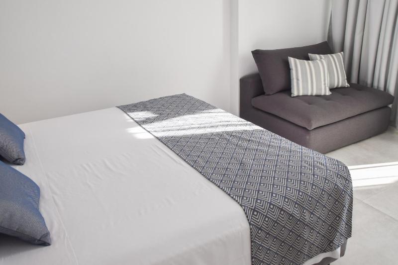 Suite with Shared Pool image 4