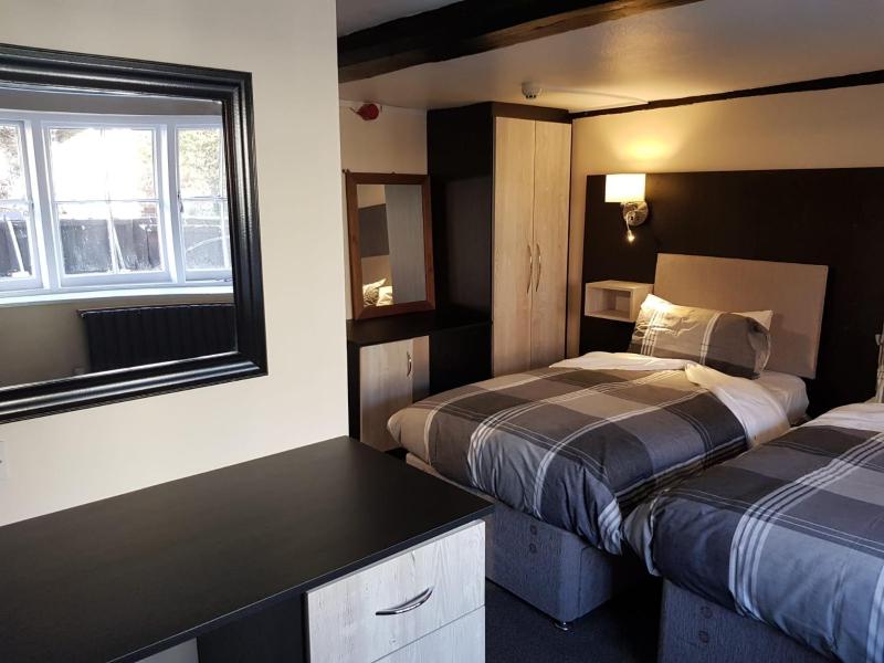 Twin room 2 image 3