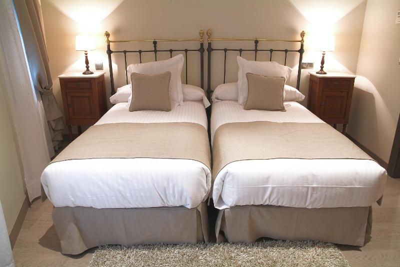 Twin Room image 3