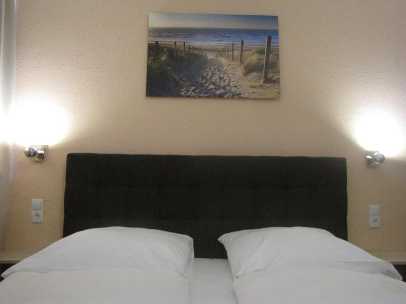 Large Single Room image 4