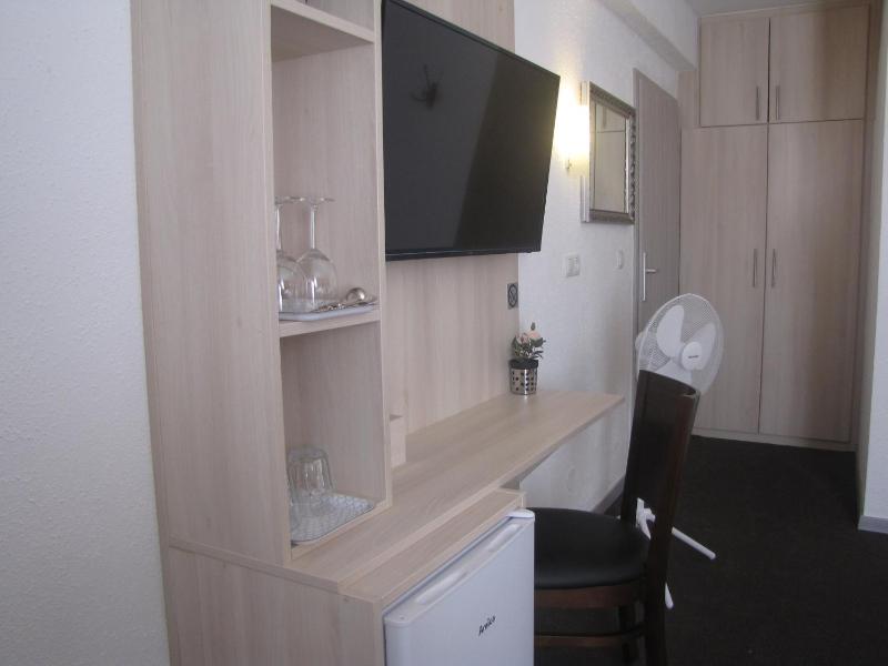 Quadruple Room with Bathroom image 3