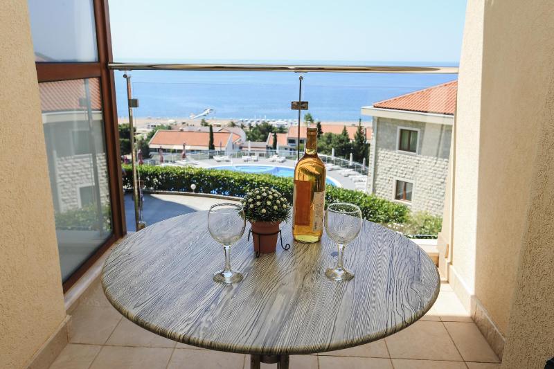 Studio with Balcony and Sea View image 3