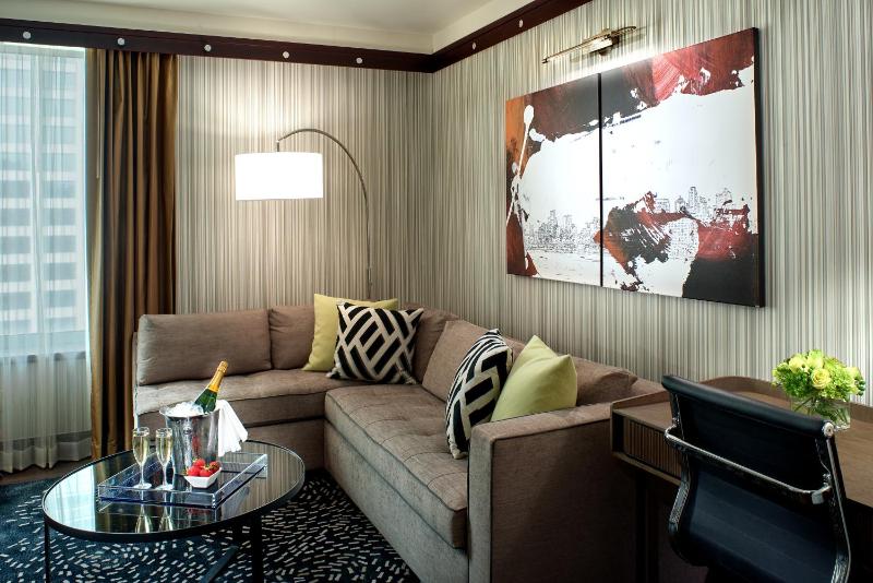 Luxury King Suite image 3