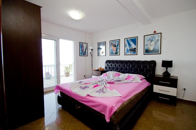 One-Bedroom Apartment with Sea View (4 Adults) image 3