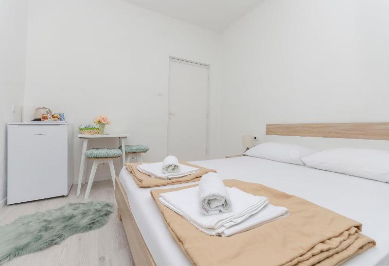 Double Room image 3