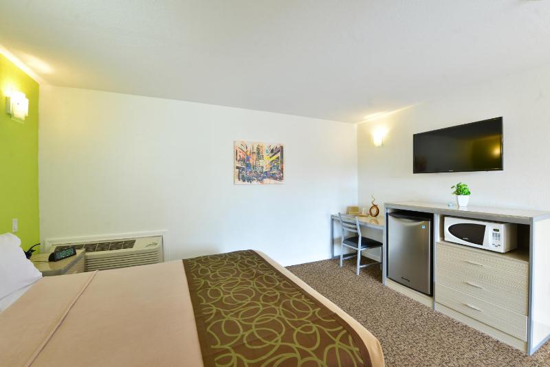 Standard Queen Room with Shower  image 2