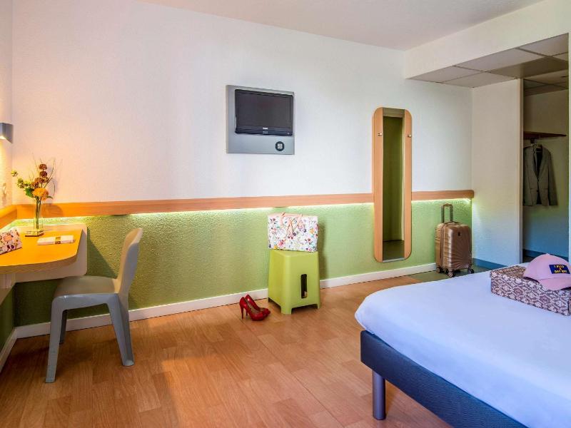 Standard Room with One Double Bed and One Single Bed image 1