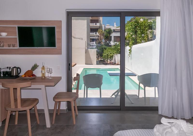 Junior Suite with Pool View image 4