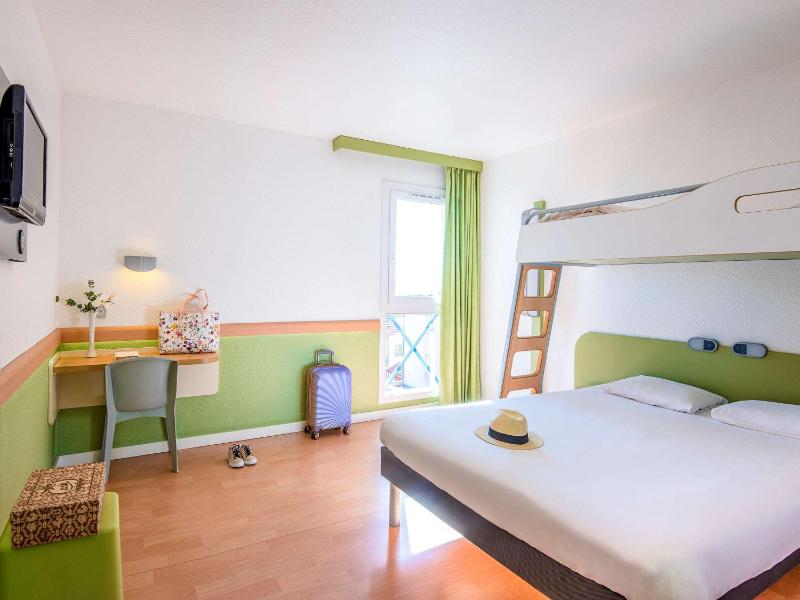 Standard Room with One Double Bed and One Single Bed image 3