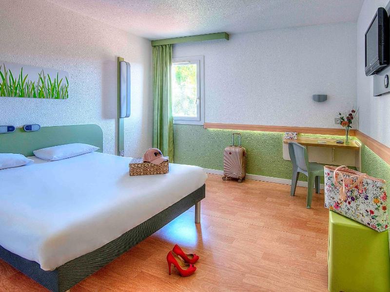 Standard Room with One Double Bed and One Single Bed image 4