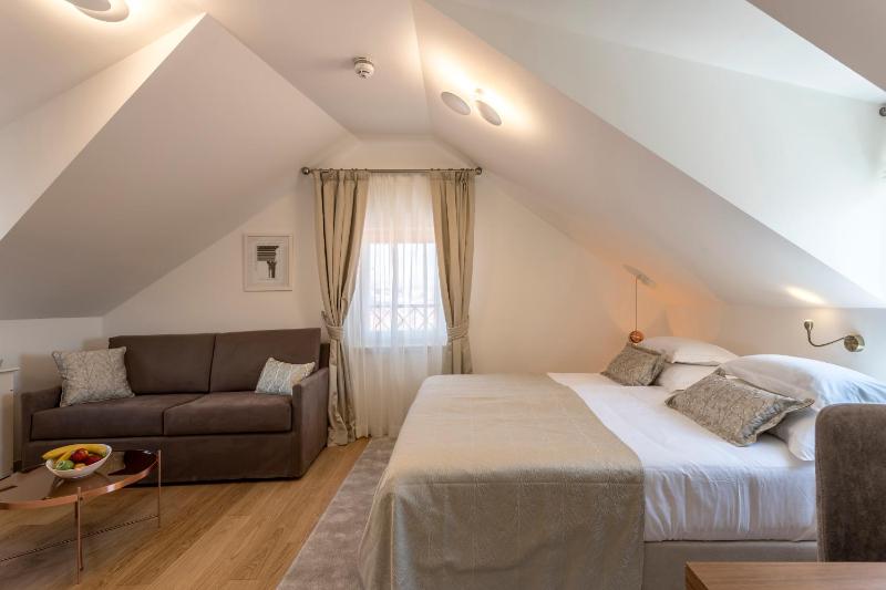 Superior Double or Twin Room with City View image 2