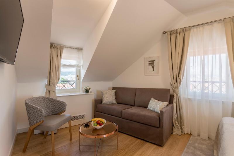Superior Double or Twin Room with City View image 4