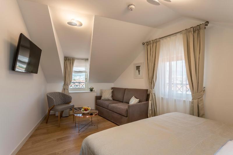 Superior Double or Twin Room with City View image 3