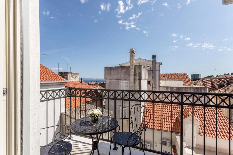 Deluxe Double or Twin Room with Balcony image 2