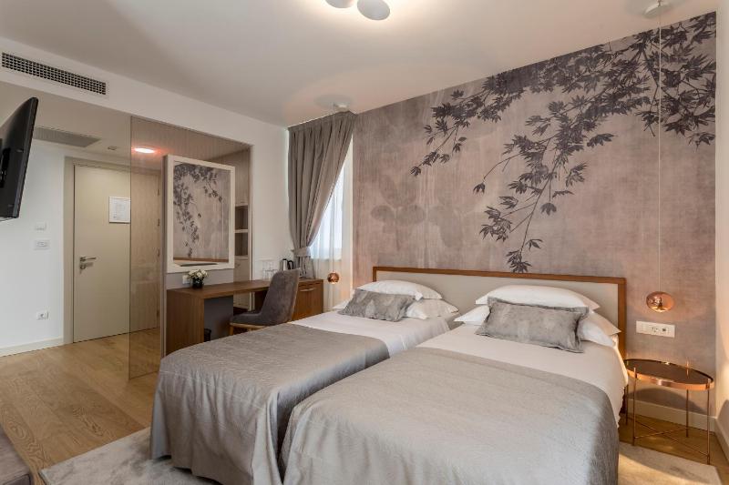 Superior Double or Twin Room image 4