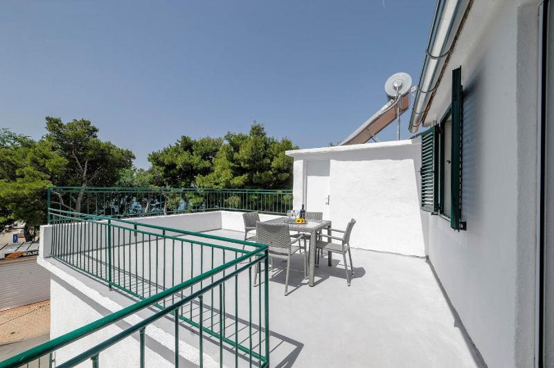 Studio Apartment with Sea View image 4