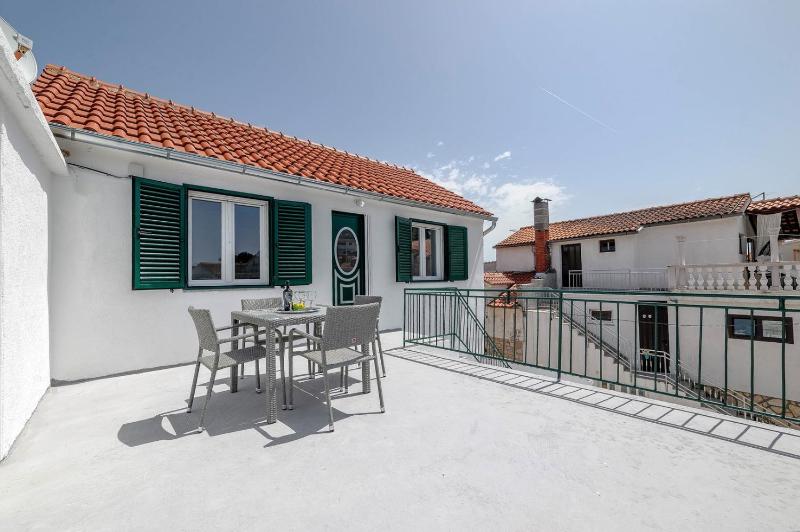 Studio Apartment with Sea View image 2