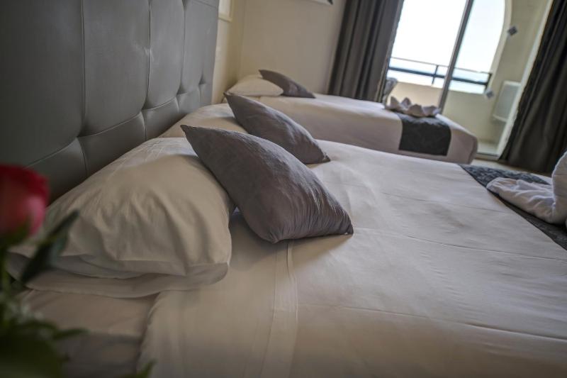 Triple Room with Sea View image 2