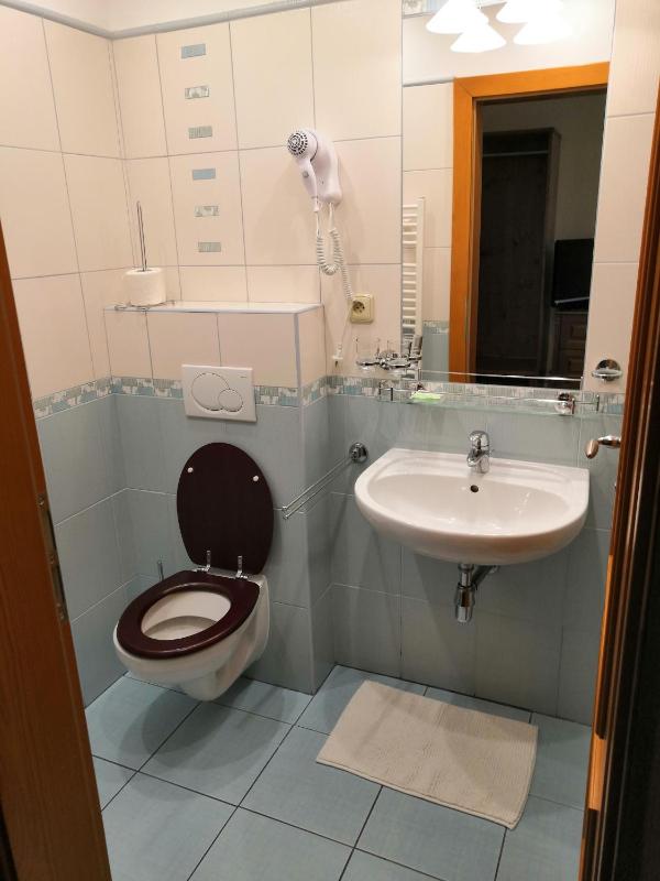Twin Room image 3