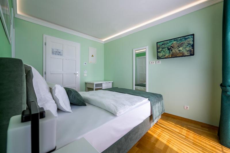 Single Room with Balcony image 3