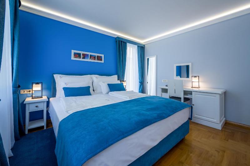 Double Room with Balcony and Street View image 1