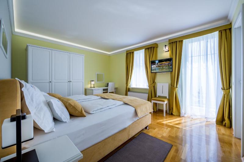 Double Room with Balcony and Sea View image 4