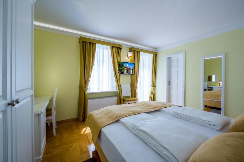 Double Room with Balcony and Sea View image 3