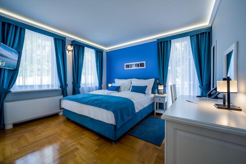 Double Room with Balcony and Street View image 3