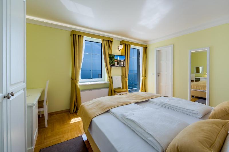 Double Room with Balcony and Sea View image 1