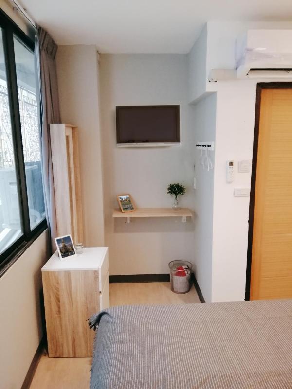 Deluxe Room with Shared Bathroom image 1