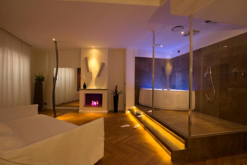 Royal Suite (2 Adults) image 1