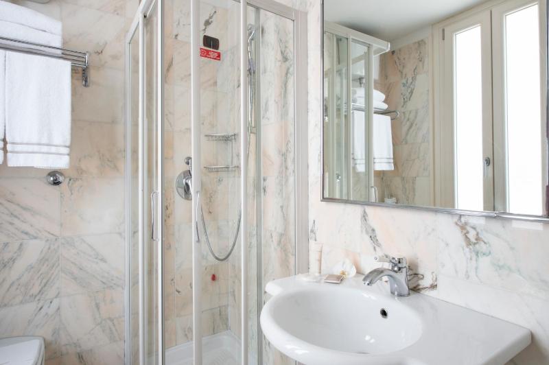 Standard Double or Twin Room image 1