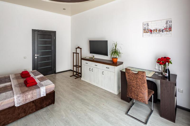 LeoApart near Rynok Square with 2 bedroom with balcony - image 9