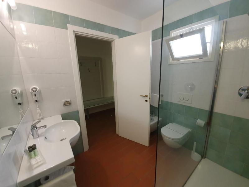 Deluxe Double Room with Sea View image 4