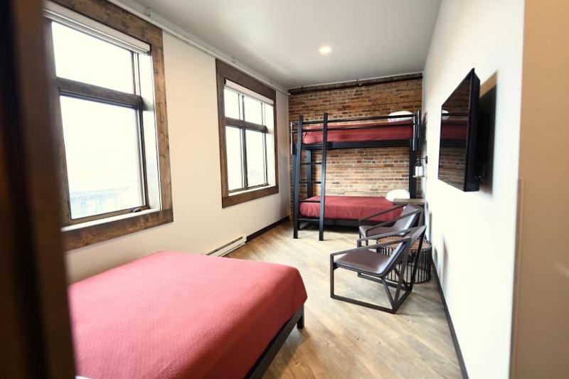 Room 5 @ 30 West Main Street image 1