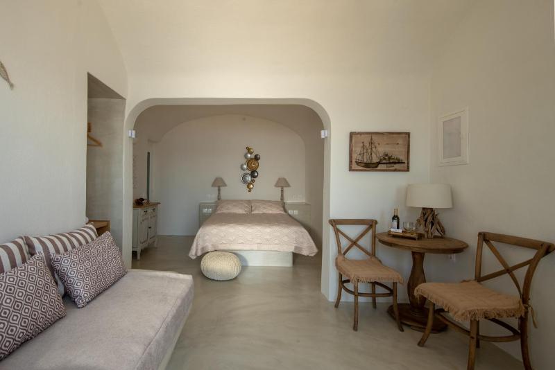 Deluxe Cave Apartment with Caldera View (2 Adults) image 3