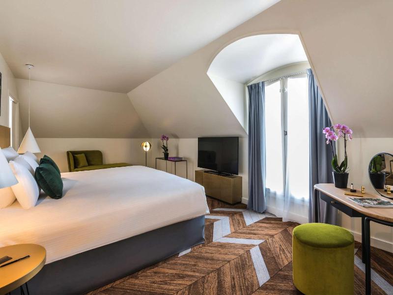 Deluxe Suite with Balcony image 1